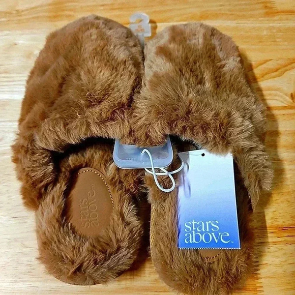 Stars Above Biege size US 5/6 soft fuzzy slip on slippers - Picture 1 of 8